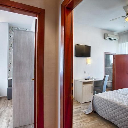 רימיני Hotel Mirabel מראה חיצוני תמונה