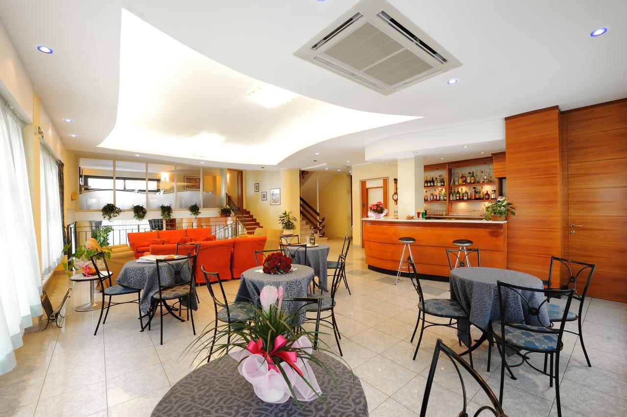 רימיני Hotel Mirabel מראה חיצוני תמונה