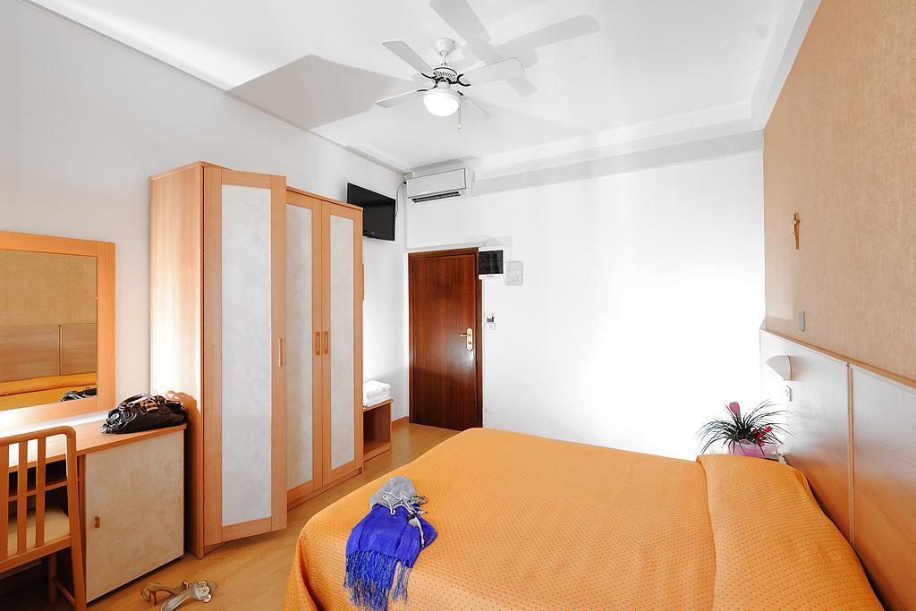 רימיני Hotel Mirabel מראה חיצוני תמונה